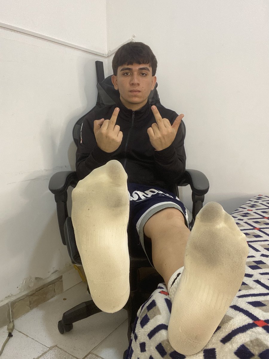 Smell and kiss my dirty feet while you leave all your money now loser 💰🤣

$niff

#Findom #cashmaster #paypig #drainge #ATM