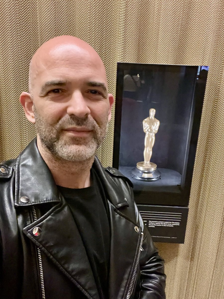 muratevginmusic's tweet image. #Oscar Bir gün bir tanesini Türkiye’ye getirsek çok manyak olmaz mı?😀👍

Yakın çekim foto’daki Clark Gable’ın 1934’de aldığı.

#oscar #composer #singersongwriter #muratevgin #Pluribus