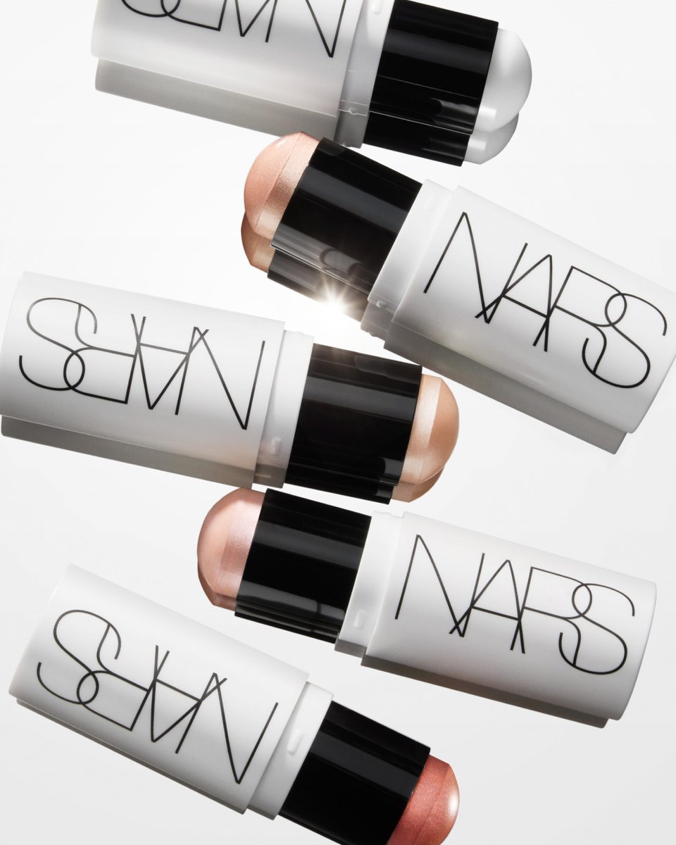 NARSCosmeticsJP's tweet image. 【情報解禁】
光を纏い、どの角度から見てもパーフェクトに輝く肌へ導くライトリフレクティング ルミナイジングパウダーに待望のスティクタイプが仲間入り。

この世のものとは思えないほど、優美な輝き。ずっと触れていたいほど、軽くなめらかなテクスチュア。