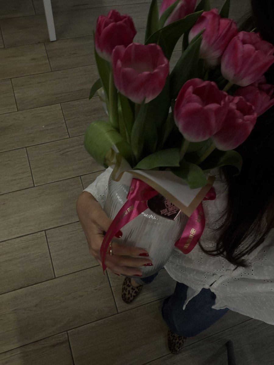 stephaniasla's tweet photo. Mi novio me llevó flores a la u y pasé así todo el día 😍🩷 https://t.co/op0ZtVkudX