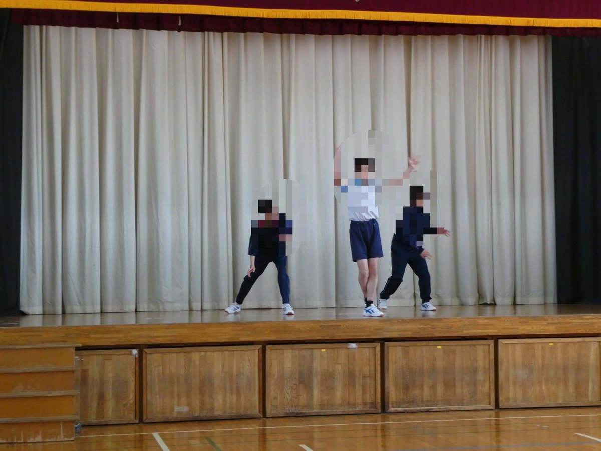 misono_ss's tweet photo. 本日、2年生は体育の授業でダンスの発表会を行いました！
自分たちで選曲し、踊りやフォーメーションを考えました！
どのグループも素敵なダンスをつくることができました！ https://t.co/vaN1a2Dt7n
