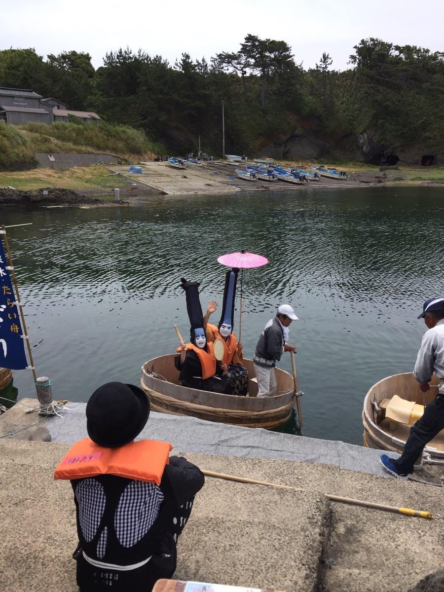 佐渡の名物「たらい舟」、磯ネギという海岸近くの漁で使われる伝統的な乗り物です。映画「千と千尋の神かくし」にも登場。ジブリファンやインバンド観光客にも人気。観光用に乗ることができるのは、小木、元小木、宿根木の3ヶ所です。そう、4/17の公演地である宿根木でも写真のように乗れます！