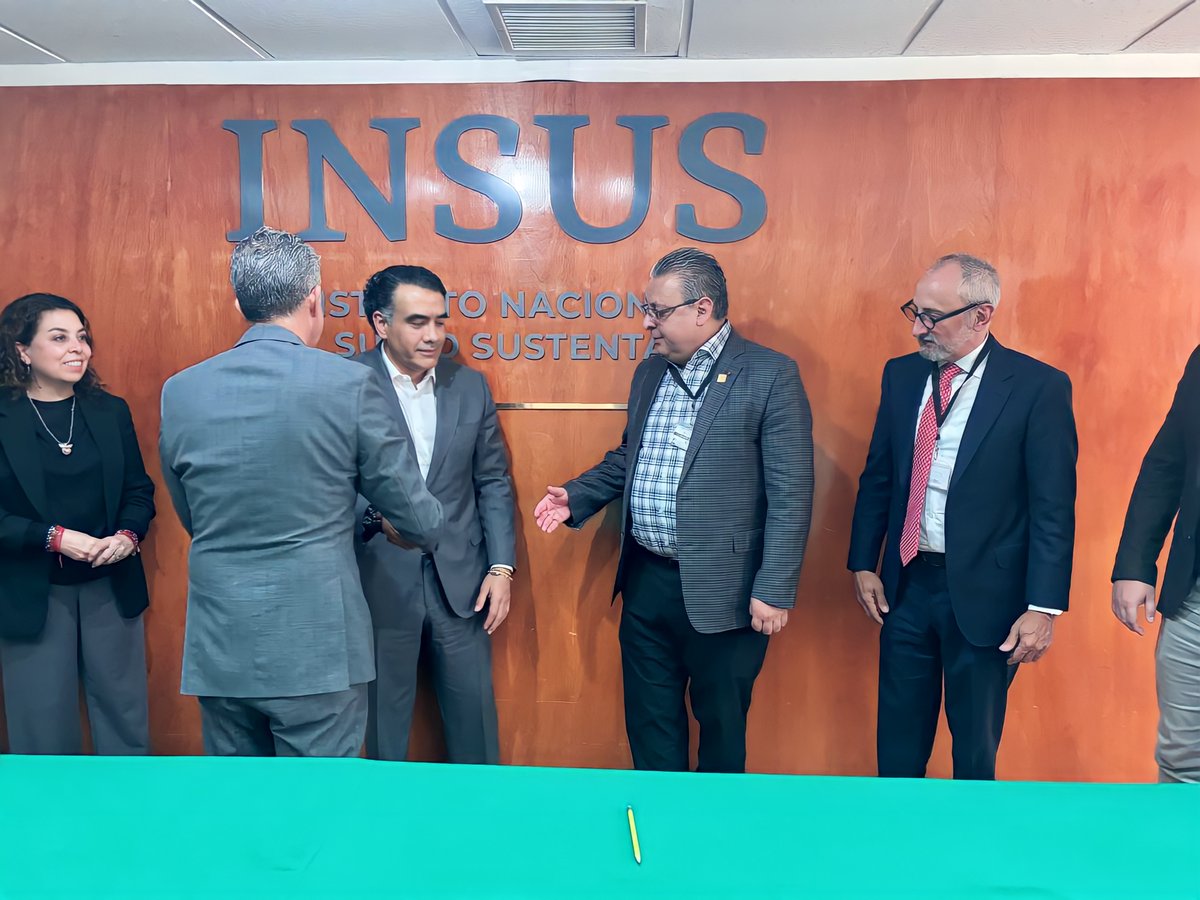 notariadomex's tweet photo. El Presidente del @notariadomex, Not. Ricardo Vargas; el Vocal de Vivienda del #CNNM, Not. Leonardo Pedraza, y el Notario Pedro Barrera, se reunieron con el Director General del @INSUS_Oficial, Mtro. Víctor Guzmán Dagnino, y funcionarios de la dependencia, con quienes conversaron sobre la completa regularización de polígonos destinados a desarrollos de la Vivienda del Bienestar, haciendo énfasis en materia agraria.

Se comentó sobre la necesidad de contar con una ley de registros y catastros, así como la implementación del Sello Digital en instrucciones relativas a las acciones propias del instituto; además, se prevé la implementación de un programa piloto con el que se de inicio a la transmisión de unidades y regulación de inmuebles.

#NotariadoMexicano #JuntosPorElNotariado