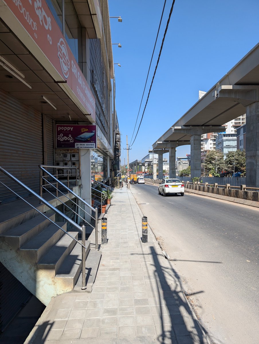 Making of this footpath at Horamavu junction has been the biggest infra upgrade of my life in the last 8 years. 
I can walk to office and skip all of this traffic!
<a href="/GBAChiefComm/">Maheshwar Rao.M, IAS</a> <a href="/GBA_office/">Greater Bengaluru Authority</a> 🙏

Hope it stays free of encroachment!