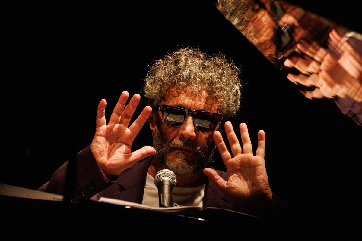 FitoPaezMusica's tweet photo. Gracias x esta segunda noche
inolvidable Rosario.
La energía del silencio vibrante, el canto, el baile, la comunión que genera la música y el deseo de que suceda algo extraordinario.
Bueno, lo volvimos a hacer!
Gracias x tanto tanto amor! https://t.co/WwVc59bmII