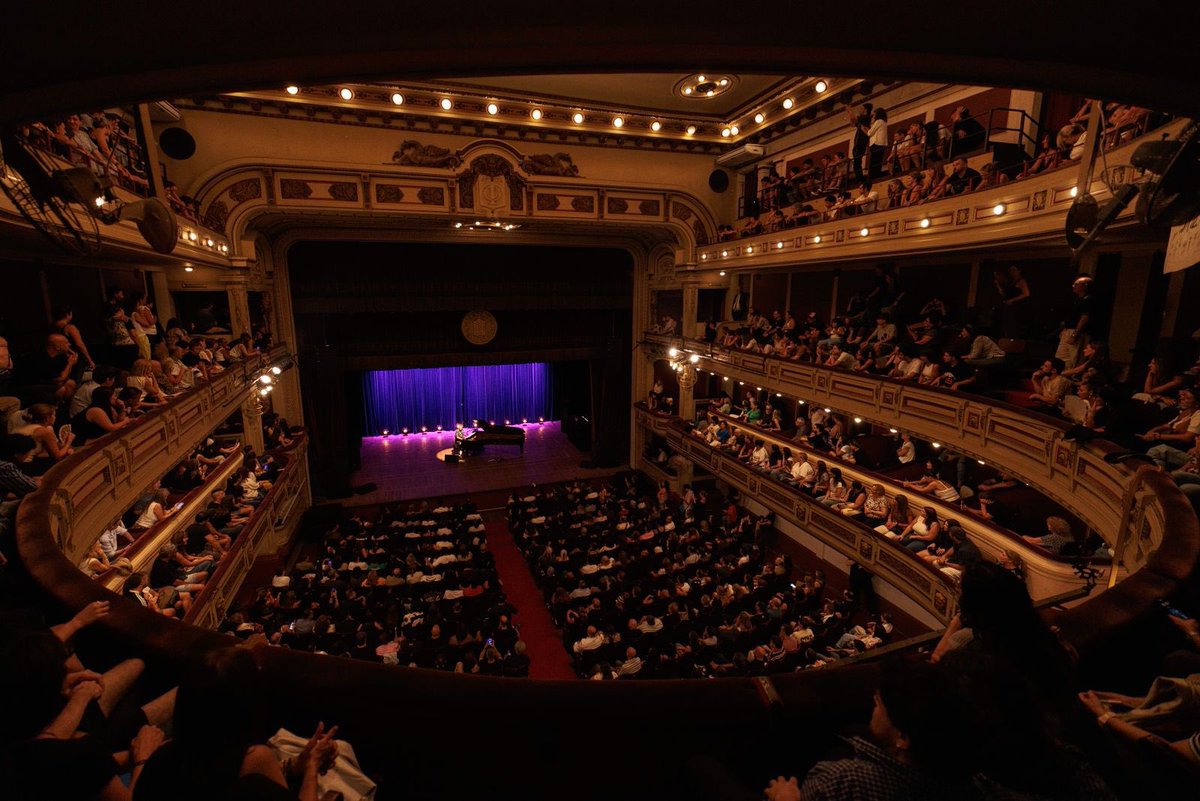 FitoPaezMusica's tweet photo. Gracias x esta segunda noche
inolvidable Rosario.
La energía del silencio vibrante, el canto, el baile, la comunión que genera la música y el deseo de que suceda algo extraordinario.
Bueno, lo volvimos a hacer!
Gracias x tanto tanto amor! https://t.co/WwVc59bmII