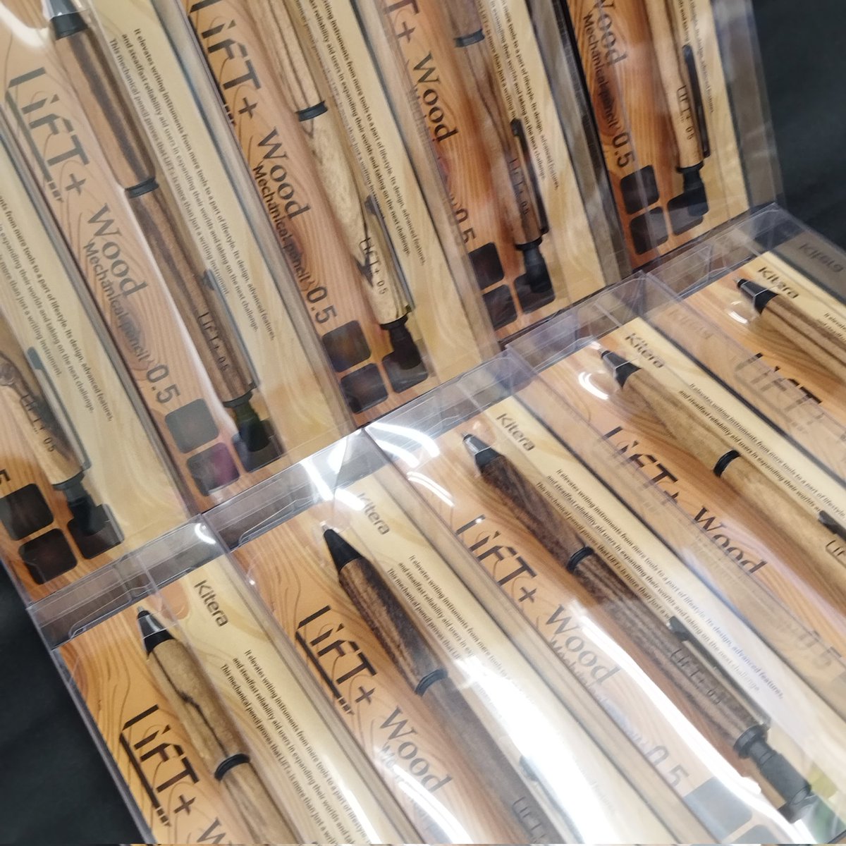 ofl2018's tweet photo. こんにちは
オフィスランド足立インター店です

紀寺商事さんの
LIFT＋Wood入荷しました〜

ゼブラウッド(右)とウォルナット(左)

既存シャープを(細部はちと違いますが)
公式がそのまま木軸にしちゃうのは
多分あんまし無いと思いますので、是非💙

当然木目が全て違います。
今なら選び放題です🤣 https://t.co/pzjJJaCgY2