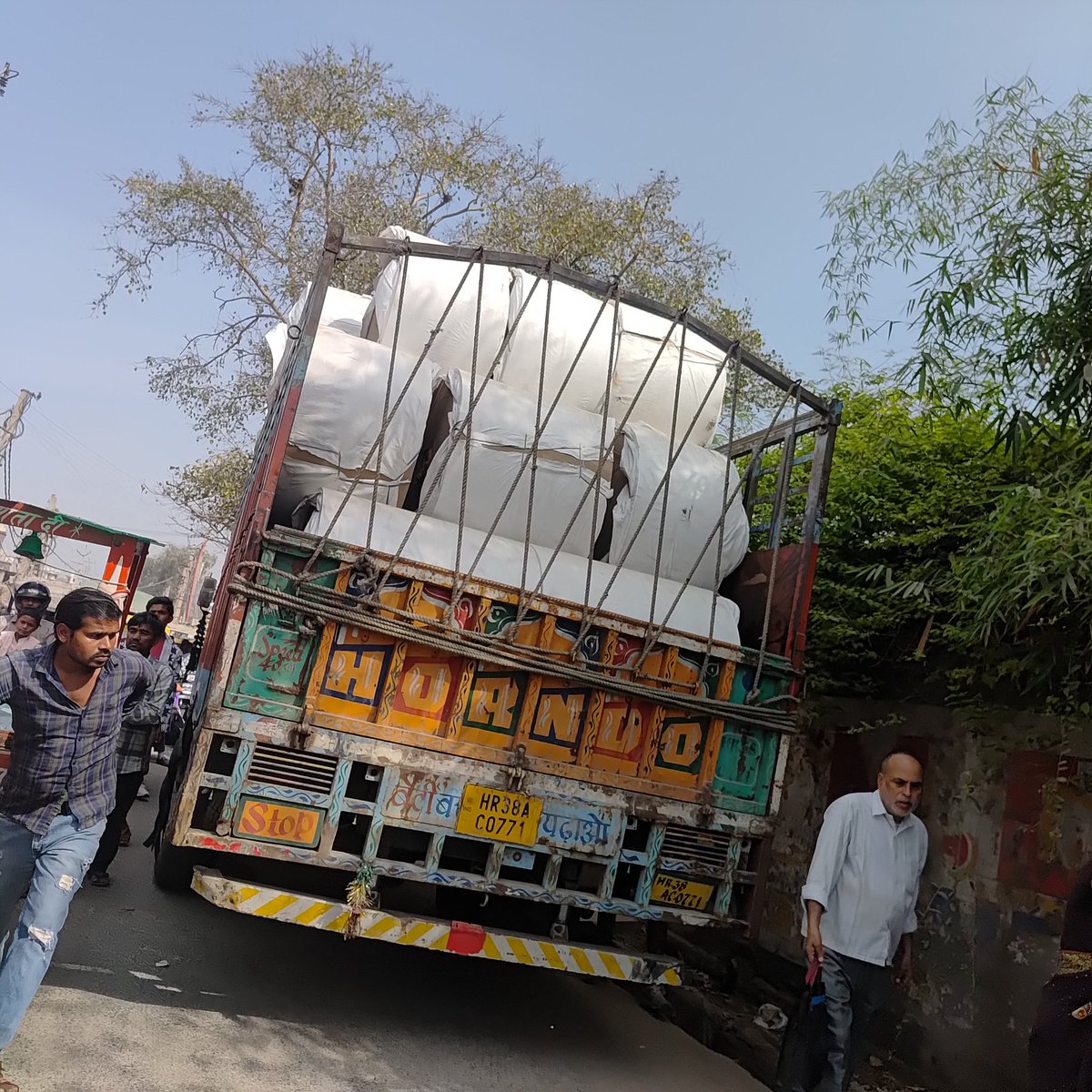 sanjeevktos's tweet photo. @dtptraffic
Time: 10:24 AM

Location: Main Mubarakpur Road, Kirari near Jai Mata Dharm Kanta, Delhi.

A heavy truck is standing on the wrong side, overloaded and moving/standing during no-entry time, causing traffic obstruction and safety risk.

Kindly take immediate action. https://t.co/goSVPrFgLO