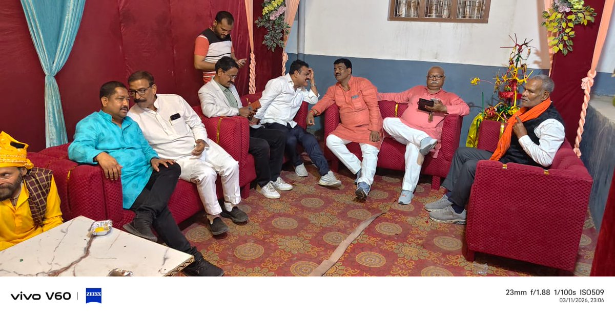 PLMishraSugauli's tweet photo. कल देर रात्रि कुशीनगर पहुँचकर प्रिय विश्वास तिवारी के भाई के विवाह समारोह में सम्मिलित होकर नवदंपति को हार्दिक बधाई एवं शुभकामनाएँ दीं।

ईश्वर से प्रार्थना है कि उनका दांपत्य जीवन सुख, समृद्धि और खुशियों से परिपूर्ण रहे।
#Kushinagar https://t.co/ekfXrRIXiP