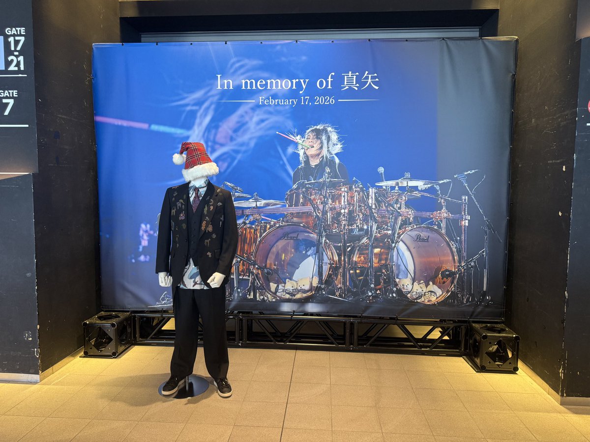 tomopeko12's tweet photo. 真矢先生のメモリアルコーナー🥺
衣装はおそらくルナクリで着る予定のやつだったんじゃないかな🥺
#LUNASEA https://t.co/yTOCCpRDal