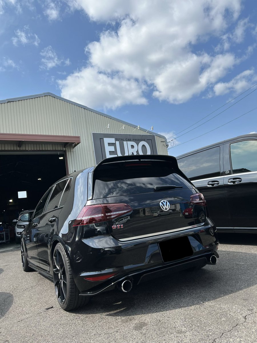 EUROStageTsune's tweet photo. ゴルフ7GTI CSのお客様がETCCの申し込みでご来店です☺️
今回もタイムアタックに参加です👍
フルバケも買われて車も進化してますね!
楽しみです!!
…歴戦の飛び石が増えてますがいつも車は綺麗です🎊
#EUROStage #VW #Audi #岡山県 #倉敷市 #ETCC #岡山国際サーキット https://t.co/ZWIp8VD30Q