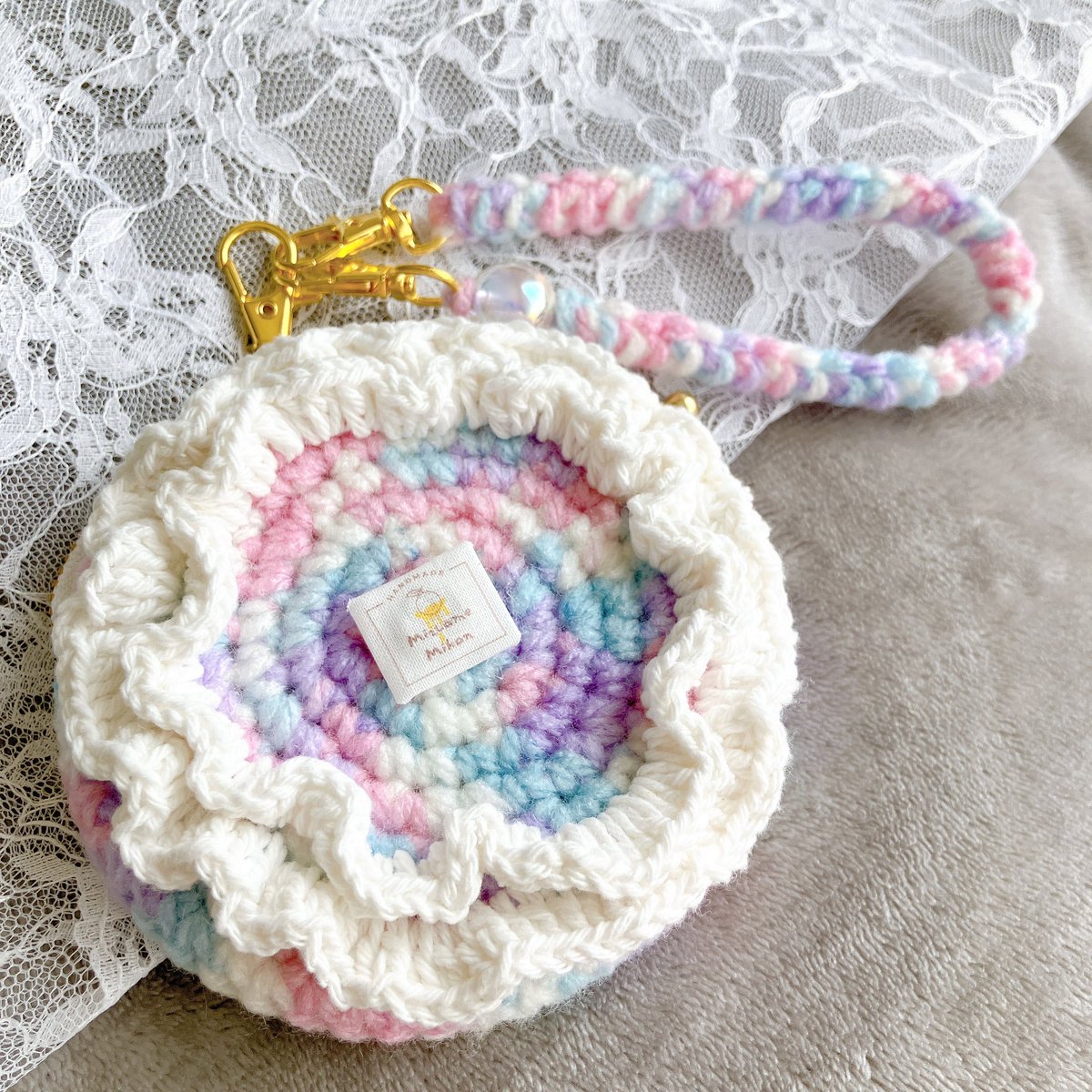 週末BOOTHで販売開始する『推し活ができるロゼットポーチ』コットンキャンディーシリーズの「ユニコーンスワール」🌈🦄
別売りのスマホにも使えるストラップは夢可愛いセットになっております！！

 #新作  #BOOTH