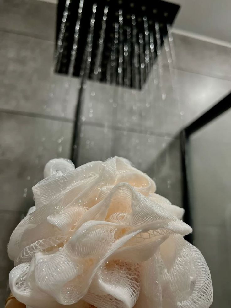 MUSLIMAH WAJIB TAHU! ⚠️🧕🏼
Dalam Islam, mandi wajib wanita bukan cuma setelah haid. Ada beberapa kondisi lain yang juga mewajibkan mandi besar.

Kalau belum tahu, ini rangkumannya 👇🚿