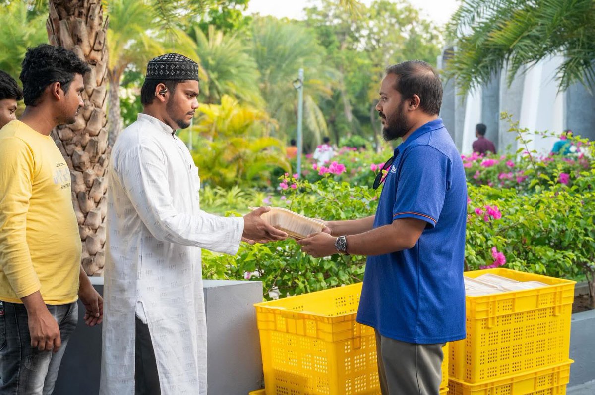 mmwmaldives's tweet photo. 🌙 Another evening of giving.

Yesterday’s our Meal Pack Sponsor @fuelsuppliesmv joined our volunteers to distribute Iftar meals.

We truly appreciate their continued support and generosity.

#RamadanGiving #MMWM #DonateAMeal https://t.co/qfT9BUEwkm