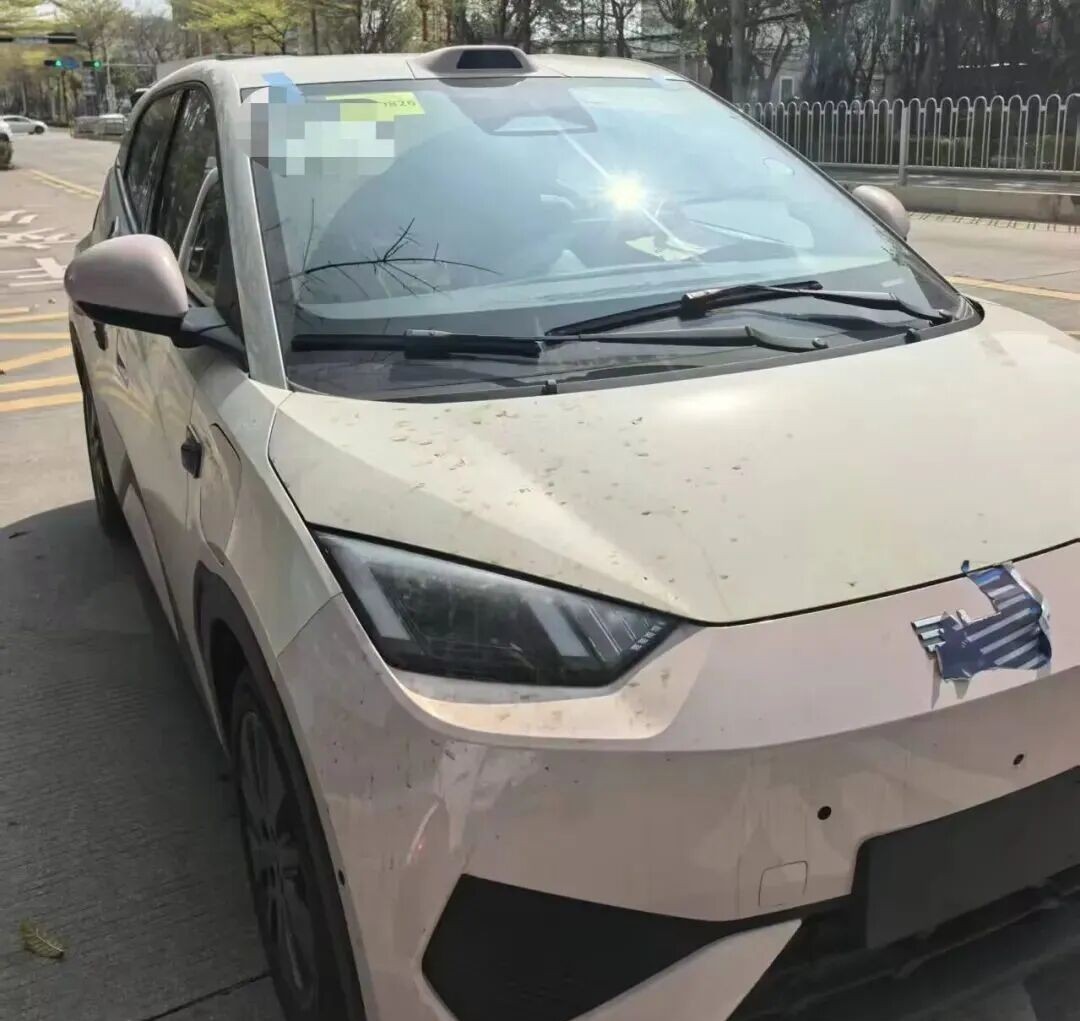 thinkercar's tweet image. #BYD Seagull has been spotted in real-world photos as a LiDAR variant.
Spy shots reveal the exterior design remains largely unchanged from the current model, with the only update being a roof-mounted LiDAR.
