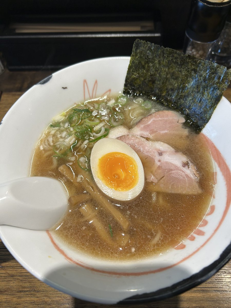 阿佐ヶ谷駅　げんこつ屋さんの「げんこつらーめんしょうゆ」

げんこつと言う店名からは良い意味で予想を裏切られる澄んだ旨味たっぷりスープ。
呑んだ後の〆でもスープまで飲み干せます！この日は呑んでないけど。

お試しを！！

#げんこつ屋　#ラーメン