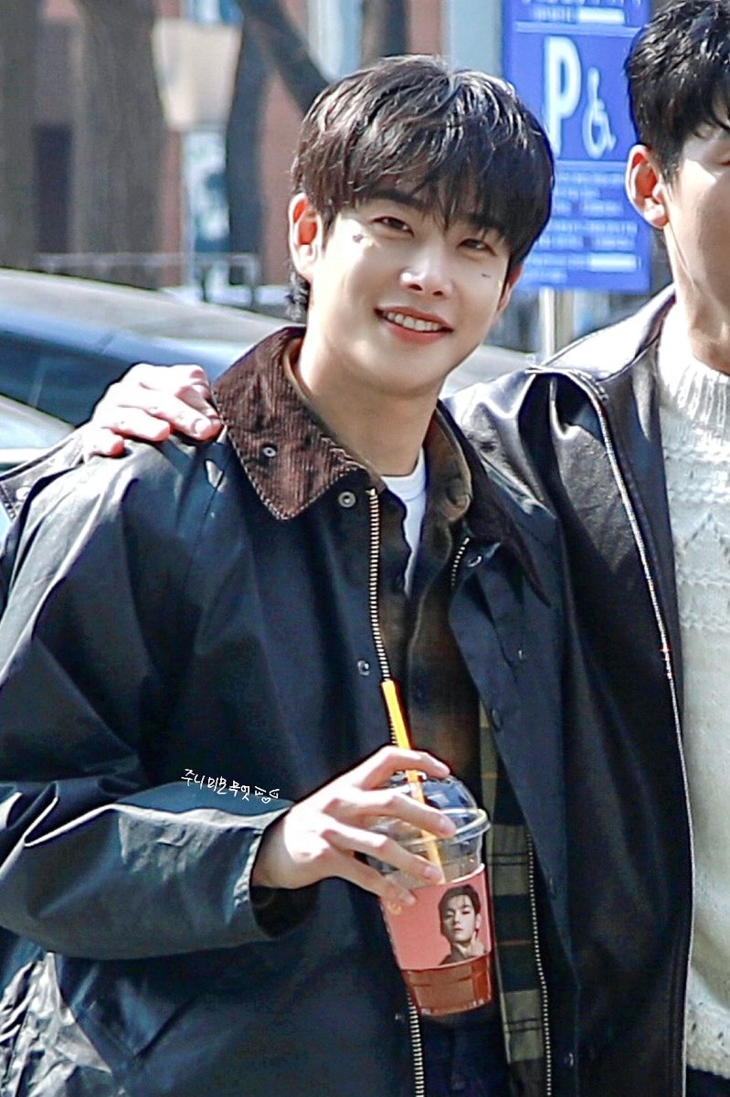 MJ__heart's tweet photo. 260312 컬투쇼

오랜만에 햇빛아래 엠줴이~~~><!!

#엠제이 #MJ #김명준 #아스트로 #ASTRO https://t.co/fqL1LbepVr
