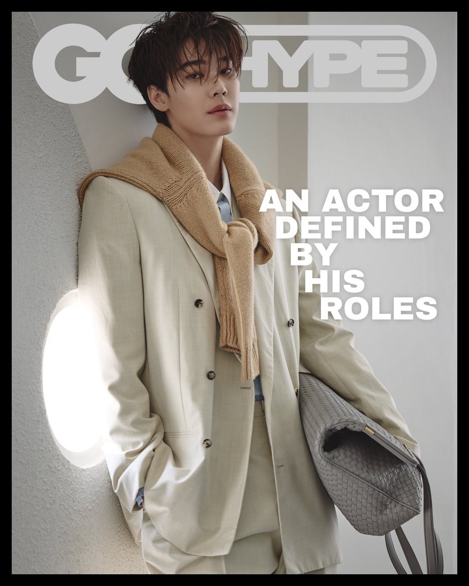 พบกับ ‘ดิว-จิรวรรตน์’ บนปกดิจิทัล #GQHype กับมุมมองการเป็นนักแสดง จากวันแรกที่ก้าวเข้าสู่วงการ จนถึงวันที่เริ่มมองการแสดงในระดับโครงสร้าง และรายละเอียดเล็กๆ ที่ทำให้คาแรกเตอร์มีชีวิต ทั้งยังสะท้อนชัดผ่านบทบาทของเขาในโลกแฟชั่น โดยเฉพาะการทำงานร่วมกับโบตเตก้า เวเนต้า (Bottega