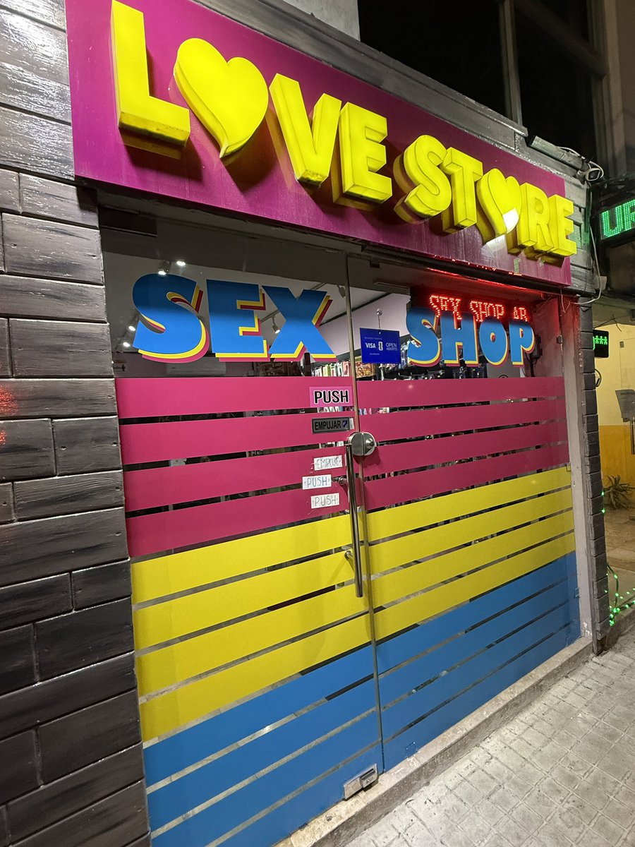 Ed_feti's tweet photo. メキシコ🇲🇽のL🖤VE STOREどんなのか突撃してみたらこじんまりのアダルトグッズ屋さんでした　キレイな女性店員さんがすごく話しかけてくるんだけどスペイン語オンリーなのでさっぱりワカラン😢 https://t.co/HFbI6vx6lR