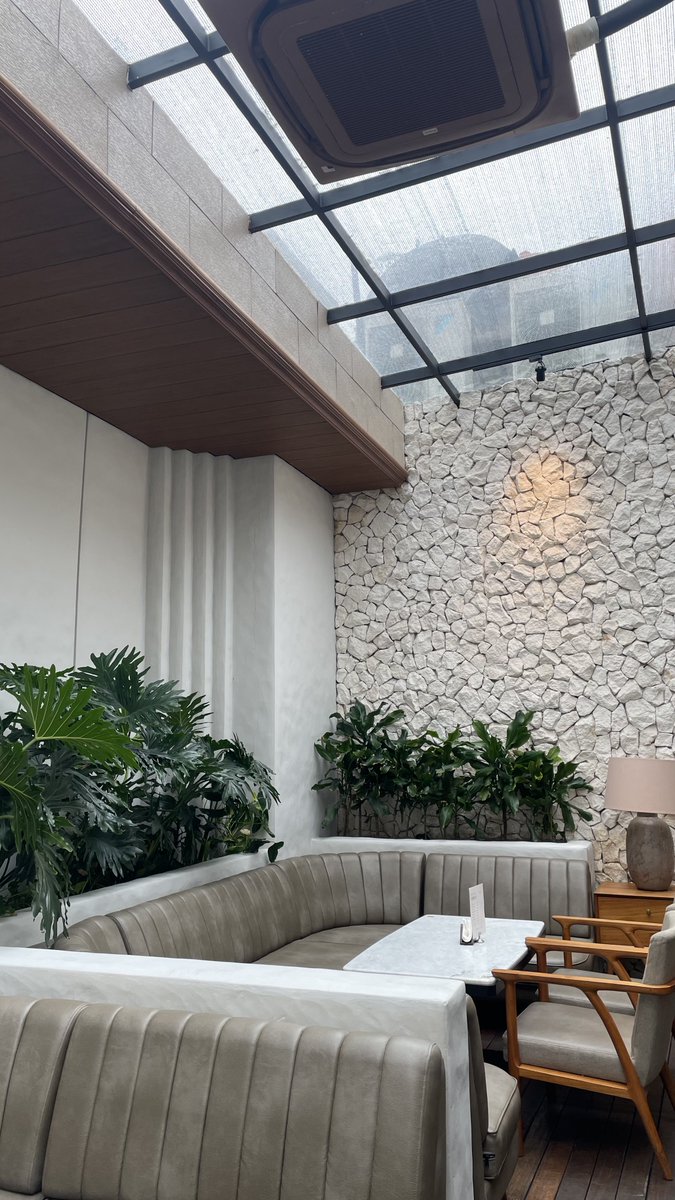 ada yg udah pernah ke JUNI Bar & Lounge, Cikini? selain aesthetic ...