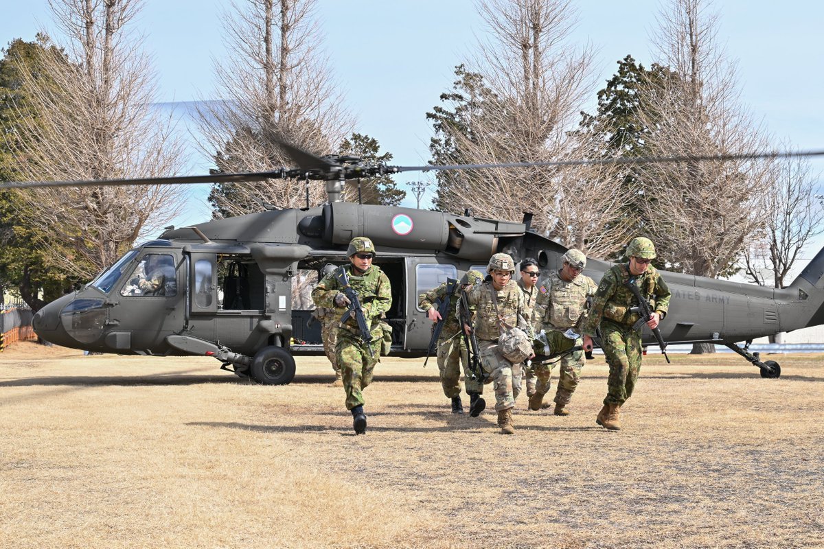jgsdf_gcc_pao's tweet photo. #陸上総隊 の #補助担架 要員は2月下旬、座間駐屯地等において在日米陸軍( #USARJ )医療局が実施する戦術的第一線救護コース(Combat Lifesaver Course)に参加しました。
本訓練において、日米隊員が連携して負傷者への救護を実施し、第一線における救護に関する知識・技術を向上させました🇯🇵🇺🇸
#陸上自衛隊
The Ground Component Command participated in the Tactical Combat Casualty Care (TCCC)-Combat Lifesaver Course conducted by the U.S. Army Medical Department Activity-Japan.
Through this training, the participants enhanced their knowledge and skills related to frontline medical care while the Japanese and U.S. participants worked together in close coordination despite language barriers to provide medical care to simulated casualties.🇯🇵🇺🇸