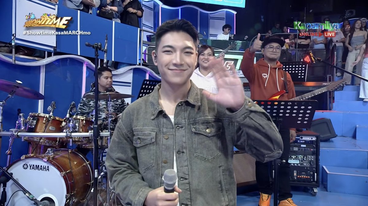 Ang pogi naman Ng singer today mwehehehe! Ang nostalgic nong dying inside to hold you! 💚🥺 <a href="/Espanto2001/">Darren</a> 
#DarrenEspanto