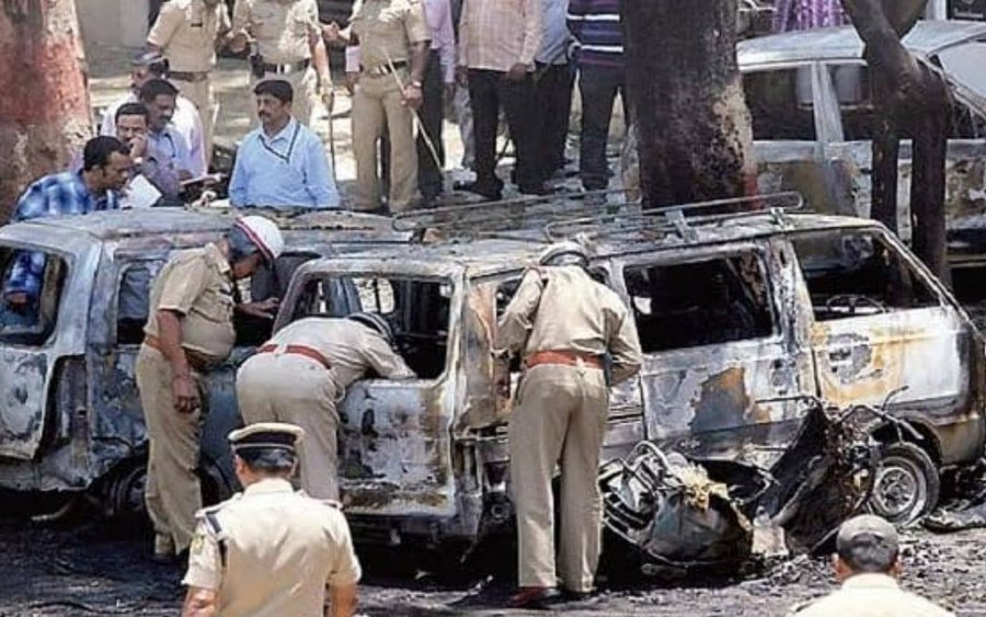 SadaaShree's tweet photo. 1993 Mumbai, the first large scale Jihadi terror attack in India. 257 dead, 1400 injured as bombs go off in 12 areas, mostly Hindu dominated, that included Zhaveri Bazaar, Air India Building, Dalal Street. The mastermind Dawood Ibrahim is still safe and secure.

Also let us not forget that the Jihadis could carry out such a large scale attack, due to corrupt Customs Officers, Cops who allowed the RDX and arms to come in for a fee. Those termites are far more dangerous.

And Sharad Pawar, then CM, made a fake claim about a Muslim dominated locality being hit by the blasts, to make it look like both Hindu, Muslim areas were affected, in his own words, not mine.

#LestWeForget
