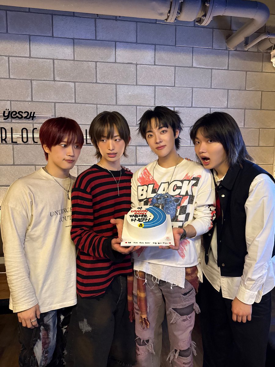 Showcase untuk album extended play ketiga kami, <RUN RUN RUN> berjalan dengan sukses! Terima kasih sudah datang mendukung perilisan album baru Dragon Pony.