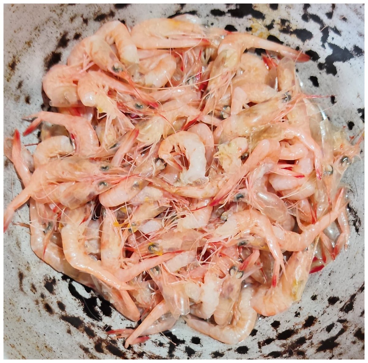 venkkiram's tweet photo. இன்றைக்கான மதிய உணவுக்கு.. 🐟🍤 
நேரமிருப்பின், வாருங்கள்.. 
சேர்ந்து உண்ணலாம். 

#மீன் #இறால் https://t.co/qVfO3i9Qmu