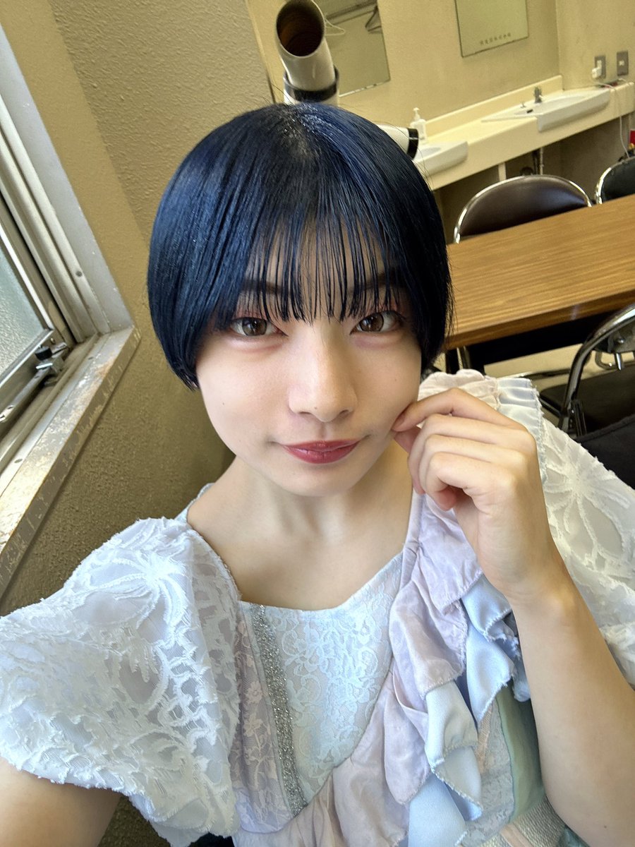 青髪色落ち始まりました…
明るくなってる😔

今日朝起きてメガネを踏み壊してしまったのでさすがにお祓い行こうかと思います…

午後も頑張るぞー！🦥