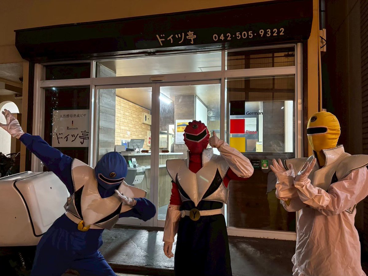 YAHOranger's tweet photo. やっほー！ 

今日はピザ屋さんのドイツ亭にきたぜ！ 

このお店のピザは、チーズやお肉、野菜がたっぷり乗っていて出来立てアツアツ。 ほっぺたが落ちちゃうくらい美味しいんだ！

みんなも食べてみてくれよな！ 
＜北口レッド＞ 
#谷保 #国立 #やほレンジャー #ドイツ亭 #野球観戦のおとも https://t.co/pKCoAnqa5C
