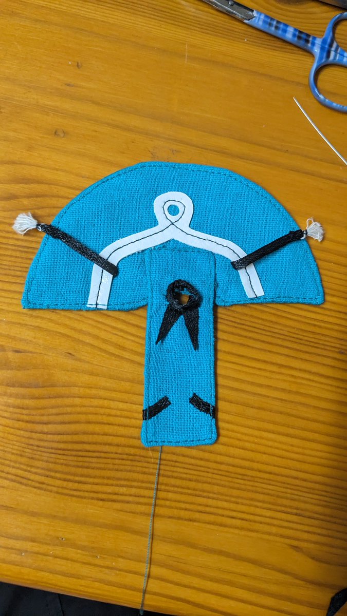 the tiniest cloak!!! managed to sew on all details I wanted 
working with ribbons was so annoying tho. they are too frail 
(the missalignments are pissing me off but I don't want to redo it)