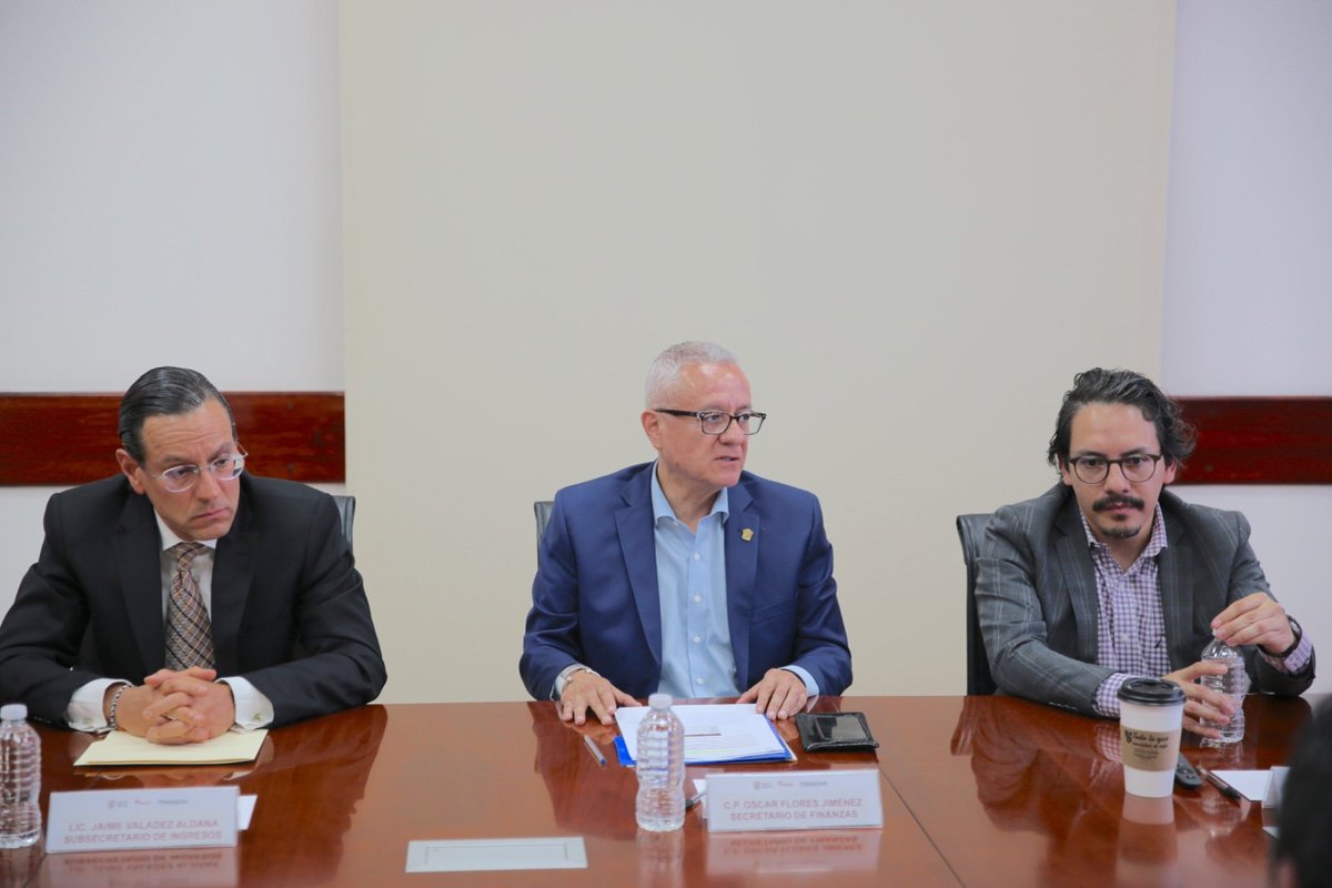 SecOscarFlores's tweet photo. Fortalecer las finanzas municipales es fundamental para mejorar los servicios públicos y elevar el bienestar de las familias mexiquenses.

Desde @FinanzasEdomex, diversos tesoreras y tesoreros municipales del #EdoMéx y autoridades hacendarias federales @SATMX sostuvimos una reunión de trabajo para compartir herramientas técnicas que contribuyan al ordenamiento de las finanzas locales y al fortalecimiento de los ingresos municipales.

El gobierno que encabeza la Gobernadora @delfinagomeza promueve la cooperación y el acompañamiento con los 125 municipios de la entidad, convencidos de que haciendas públicas sólidas permiten transformar las condiciones de vida para la población mexiquense.
#ElPoderDeServir