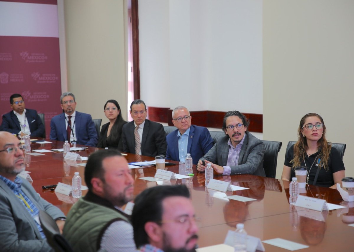 SecOscarFlores's tweet photo. Fortalecer las finanzas municipales es fundamental para mejorar los servicios públicos y elevar el bienestar de las familias mexiquenses.

Desde @FinanzasEdomex, diversos tesoreras y tesoreros municipales del #EdoMéx y autoridades hacendarias federales @SATMX sostuvimos una reunión de trabajo para compartir herramientas técnicas que contribuyan al ordenamiento de las finanzas locales y al fortalecimiento de los ingresos municipales.

El gobierno que encabeza la Gobernadora @delfinagomeza promueve la cooperación y el acompañamiento con los 125 municipios de la entidad, convencidos de que haciendas públicas sólidas permiten transformar las condiciones de vida para la población mexiquense.
#ElPoderDeServir