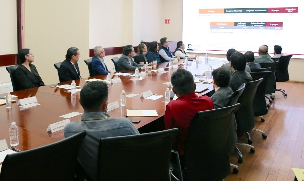 SecOscarFlores's tweet photo. Fortalecer las finanzas municipales es fundamental para mejorar los servicios públicos y elevar el bienestar de las familias mexiquenses.

Desde @FinanzasEdomex, diversos tesoreras y tesoreros municipales del #EdoMéx y autoridades hacendarias federales @SATMX sostuvimos una reunión de trabajo para compartir herramientas técnicas que contribuyan al ordenamiento de las finanzas locales y al fortalecimiento de los ingresos municipales.

El gobierno que encabeza la Gobernadora @delfinagomeza promueve la cooperación y el acompañamiento con los 125 municipios de la entidad, convencidos de que haciendas públicas sólidas permiten transformar las condiciones de vida para la población mexiquense.
#ElPoderDeServir