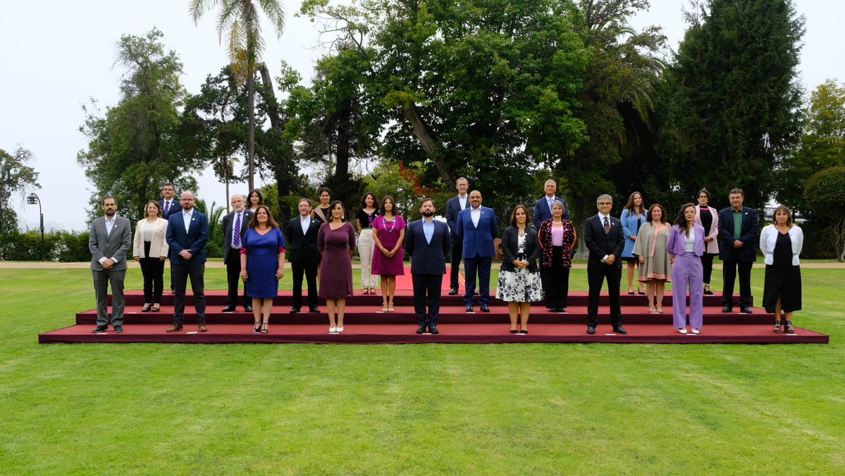 La notable diferencia cuando un fotógrafo sabe iluminar. La foto de Kast salió mala, con una luz muy dura, mientras que en la de Boric se nota un flash de alta potencia para que tod@s se vieran en la foto. Bien <a href="/fotoencampana/">@fotografoencampana (Fernando Ramírez)🌳</a>