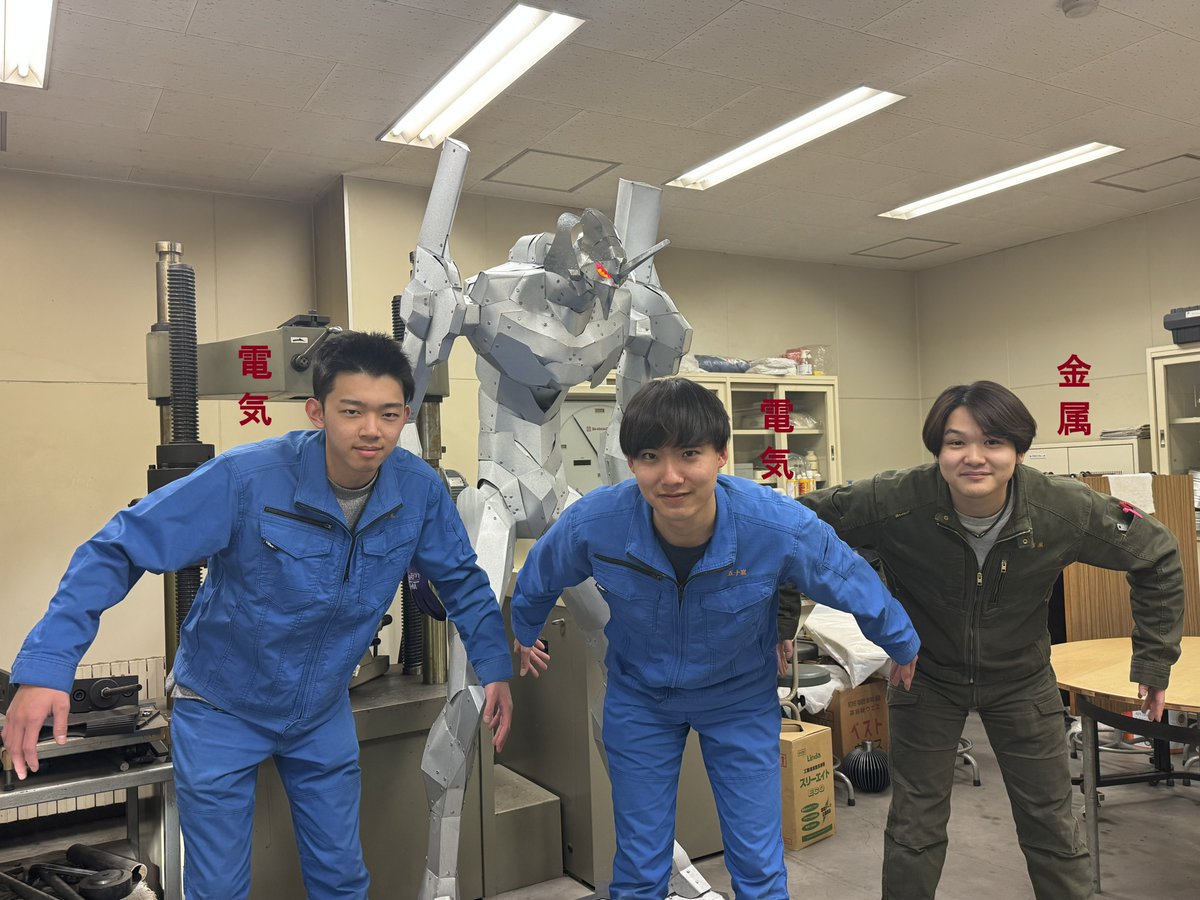 monotechobihiro's tweet photo. 帯広技専の電気工学科です。金属加工科実習作品のＬＥＤ化が完了しました！普段の実習とは違う他科とのコラボレーションにより、電気と金属の２年生それぞれが自分の仕事へのやりがいや誇りを強く感じていました。4月からはみんな社会人です。この気持ちを忘れず頑張ってください。 https://t.co/NG8KtnvpW7