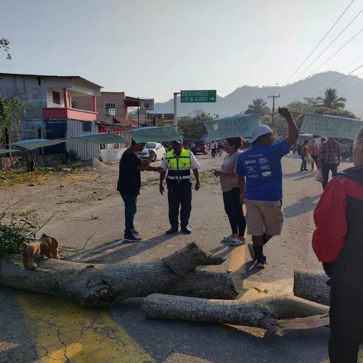 libertadoaxnews's tweet photo. 🚨🟥 #Actualizacion | #AlertaVial
Persistente bloqueo en la carretera federal 175 en Jacatepec; pobladores exigen diálogo con el #gobernador.
👉🏼 El bloqueo en la carretera federal 175, a la altura del municipio de Santa María #Jacatepec, continúa de manera indefinida luego de que hasta el momento no se ha logrado un acuerdo entre pobladores y autoridades municipales.
Habitantes de la comunidad mantienen cerrado el paso en el tramo carretero que conecta San Juan Bautista Tuxtepec con la ciudad de #OaxacaDeJuárez, como medida de presión para exigir que se respeten acuerdos previamente firmados con el gobierno municipal.
https://t.co/DRJFloVUak