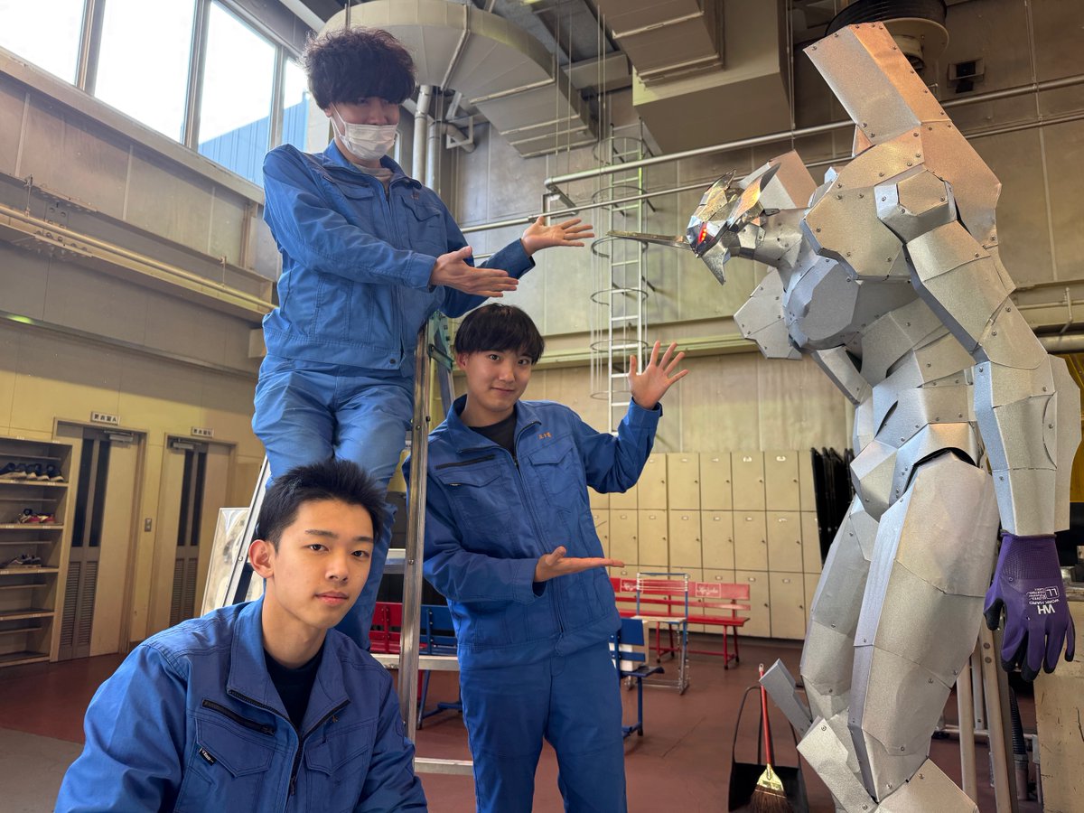 monotechobihiro's tweet photo. 帯広技専の電気工学科です。金属加工科実習作品のＬＥＤ化が完了しました！普段の実習とは違う他科とのコラボレーションにより、電気と金属の２年生それぞれが自分の仕事へのやりがいや誇りを強く感じていました。4月からはみんな社会人です。この気持ちを忘れず頑張ってください。 https://t.co/NG8KtnvpW7