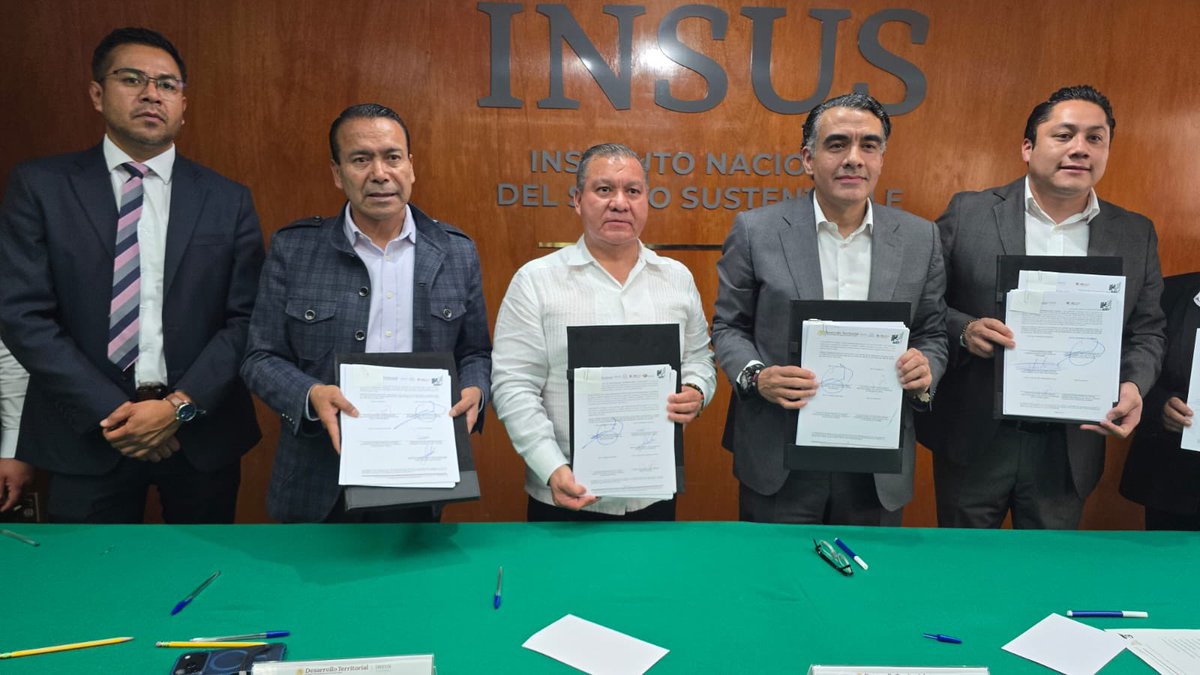 IMEVISedomex's tweet photo. El @Edomex y la #SEDUI a través del #IMEVIS, dio inicio a la Firma de Contratos de Donación de los primeros predios para el Programa Nacional “Vivienda para el Bienestar” en la entidad. Acciones que reafirman la coordinación entre los tres niveles de gobierno. 
#ElPoderDeServir https://t.co/mr1FzE7cB7