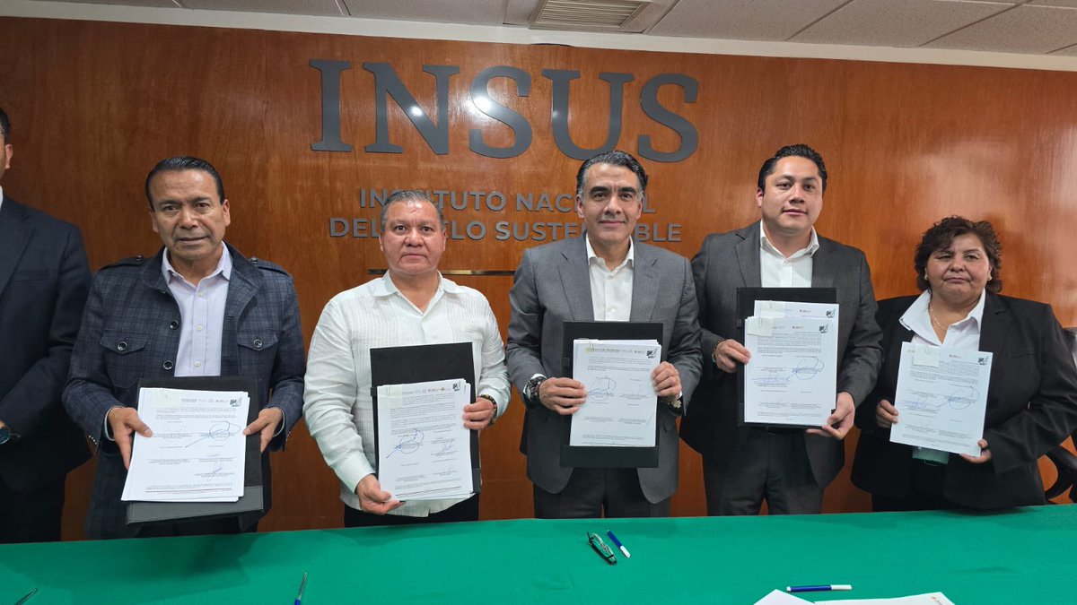 IMEVISedomex's tweet photo. El @Edomex y la #SEDUI a través del #IMEVIS, dio inicio a la Firma de Contratos de Donación de los primeros predios para el Programa Nacional “Vivienda para el Bienestar” en la entidad. Acciones que reafirman la coordinación entre los tres niveles de gobierno. 
#ElPoderDeServir https://t.co/mr1FzE7cB7