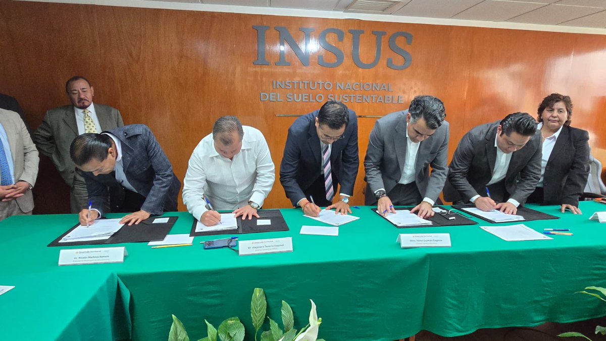 IMEVISedomex's tweet photo. El @Edomex y la #SEDUI a través del #IMEVIS, dio inicio a la Firma de Contratos de Donación de los primeros predios para el Programa Nacional “Vivienda para el Bienestar” en la entidad. Acciones que reafirman la coordinación entre los tres niveles de gobierno. 
#ElPoderDeServir https://t.co/mr1FzE7cB7