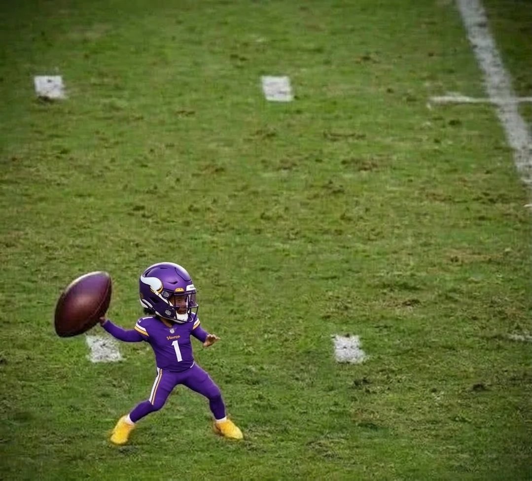 GlamyBoy's tweet photo. First look at Kyler Murray in a vikings uniform. 🔥 https://t.co/Z2ZdMu5cxn
