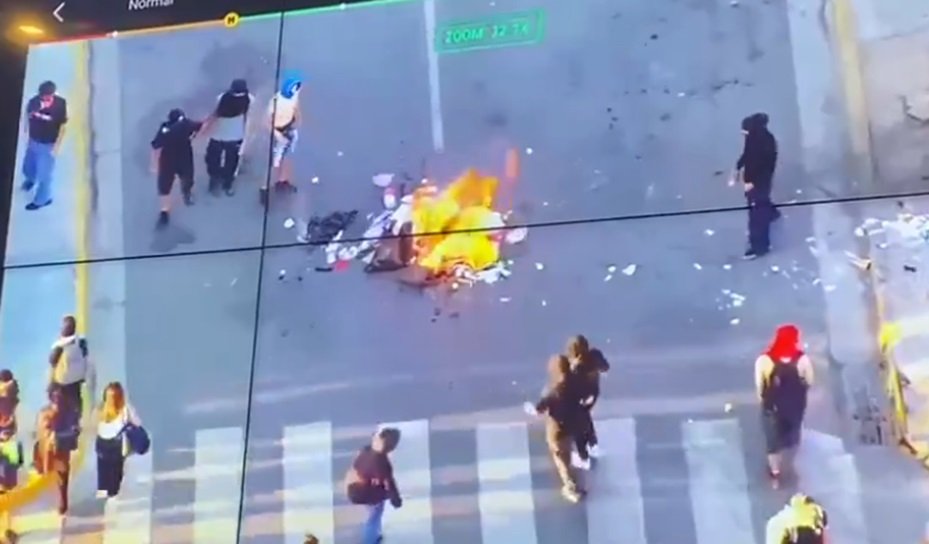 Pastabaseros hicieron barricadas y apedrearon autos como “protesta contra Kast” en Plaza Italia gamba.cl/2026/03/pastab…