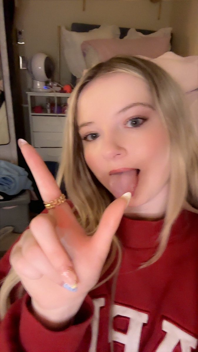 freshnewgoddess's tweet photo. L for u now send for my drinks https://t.co/VSs0hR2kFk