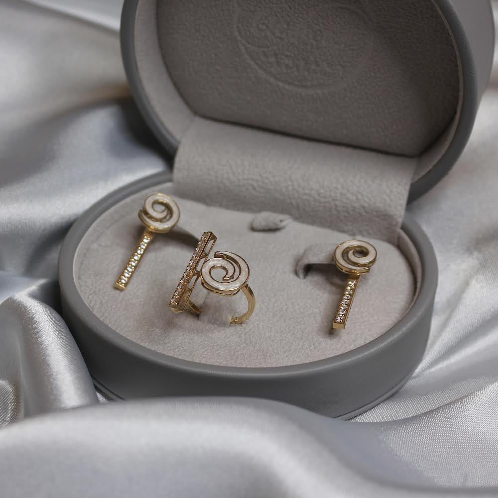 eqamarsjewelry's tweet photo. قمر
سلمى 
حنان
ساره
رغد
رهف
لمياء
لمى
لجين
غدير
نورة
هند
الجوهرة 
لولوة
أمل
هديل
منال
سلطانة
خلود
فهدة
دلال
نهى
لين
يارا
خلود
إبتسام
اذا اسمك موجود مجوهرات العيد من عندنا بكود خصم خاص فيك ✨
اكتبي اسمك تحت ويجيك الخصم عالخاص https://t.co/qBoMxKGWS4