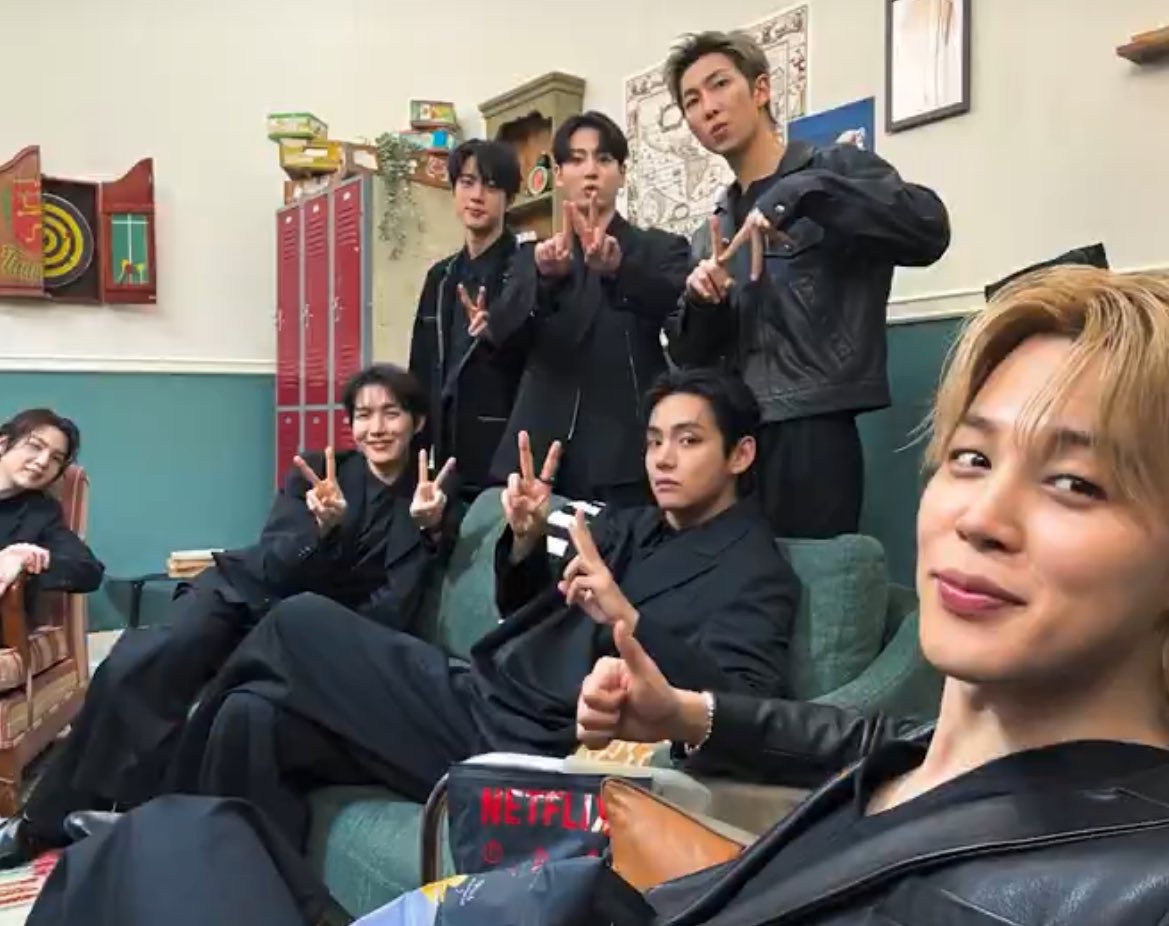A SELCA OT7 😭😭😭
