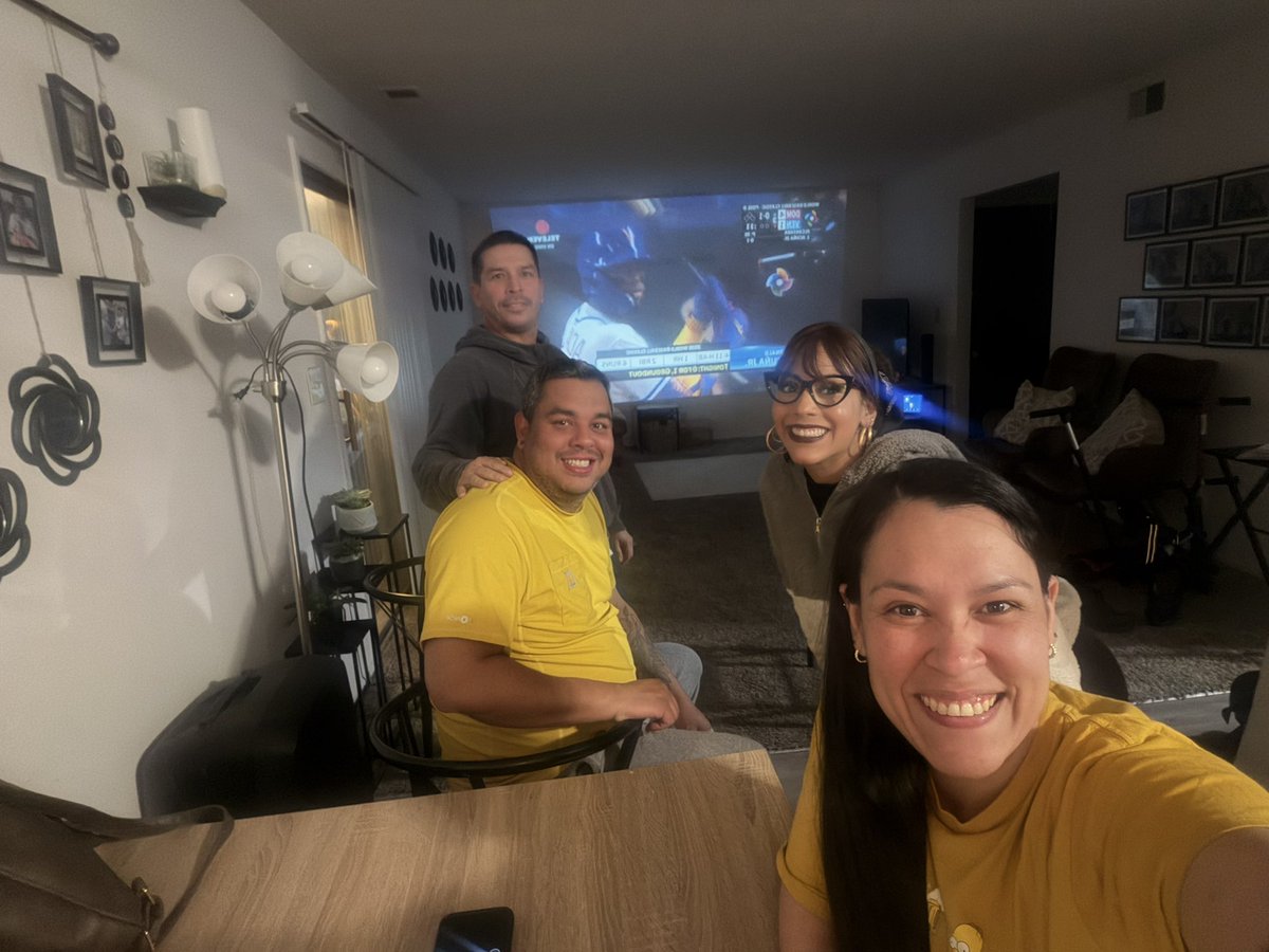 AgnySJ's tweet photo. Desde south bend, Indiana. Viendo el juego apoyando a Venezuela 🇻🇪 #BEISBOLXTELEVEN @Canal_Televen https://t.co/cfX4ZYANxo