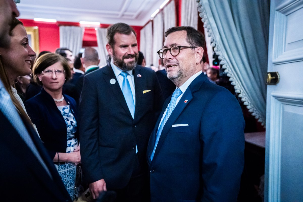 El canciller Francisco Pérez Mackenna participó en la recepción oficial en La Moneda, acompañando al Presidente José Antonio Kast, donde tuvo la oportunidad de saludar al Cuerpo Diplomático acreditado en Chile.