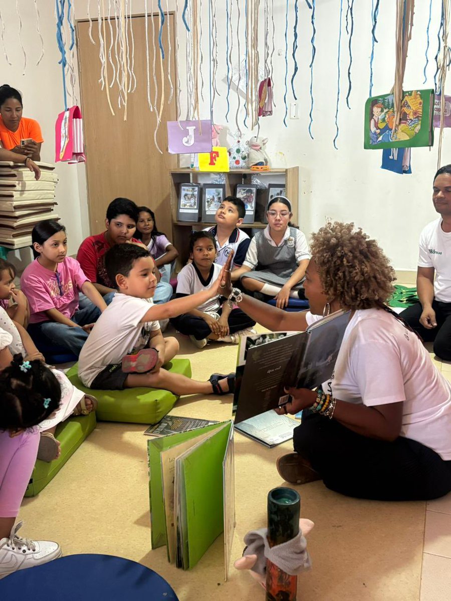 alcaldiabquilla's tweet photo. Vivimos un encuentro entre libros y juegos en el Centro Intégrate Barranquilla.

Las historias cobraron vida para niños de 5 a 10 años retornados y migrantes, en un espacio lleno de alegría donde la lectura unió a las familias. https://t.co/fGI3QJ41Aq